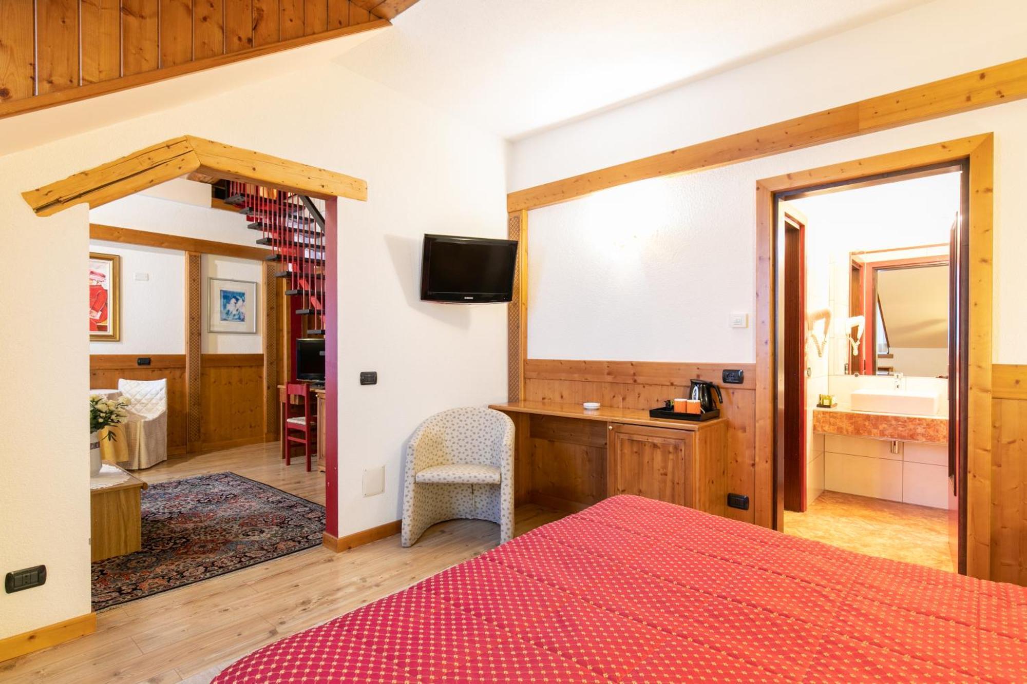 G. Hotel Des Alpes Sankt Martin am Sismunthbach Exterior foto