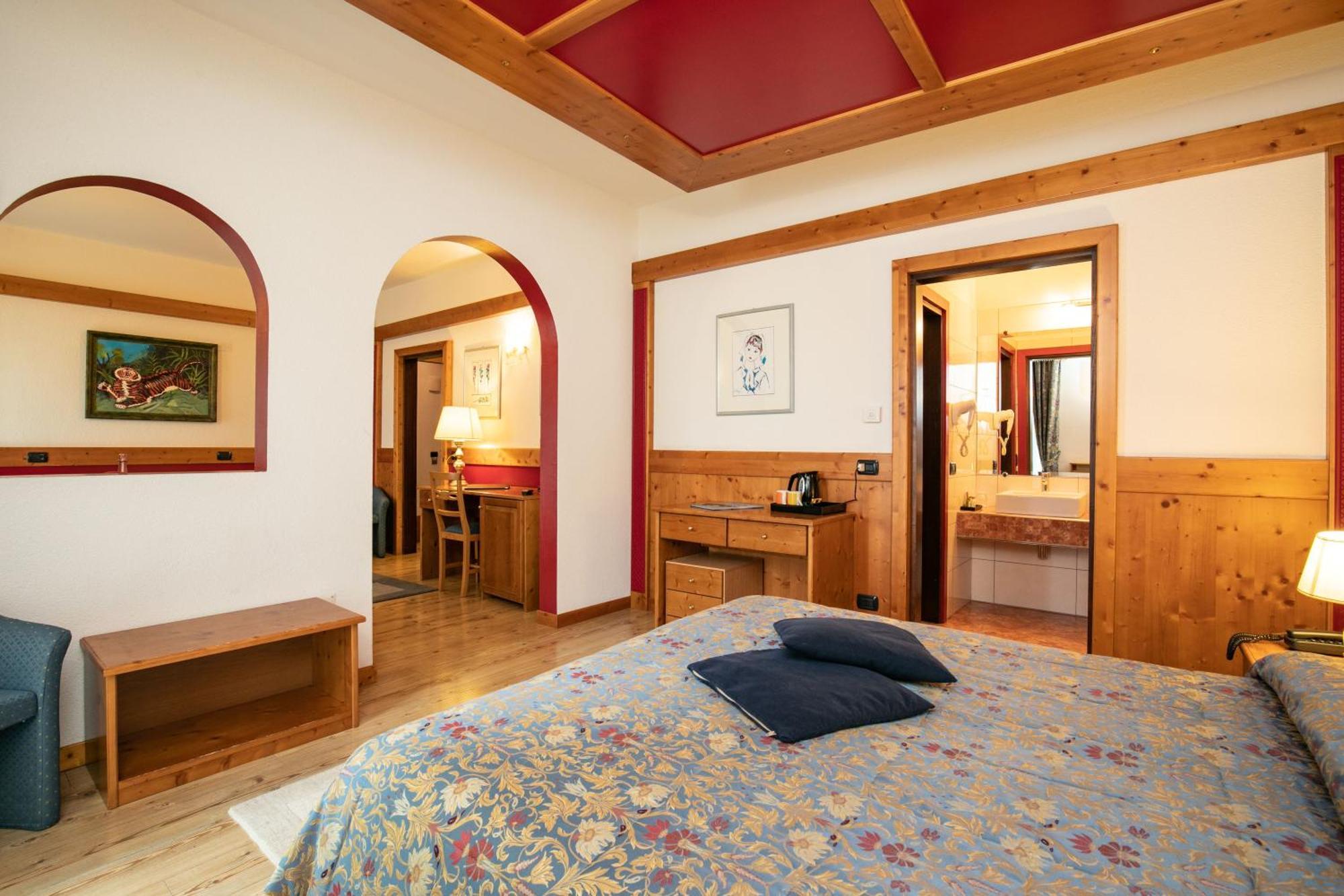 G. Hotel Des Alpes Sankt Martin am Sismunthbach Exterior foto