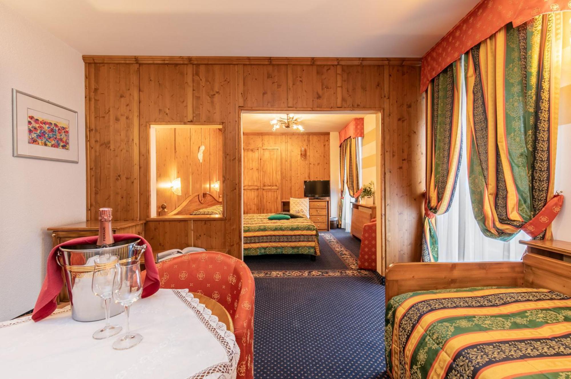 G. Hotel Des Alpes Sankt Martin am Sismunthbach Exterior foto